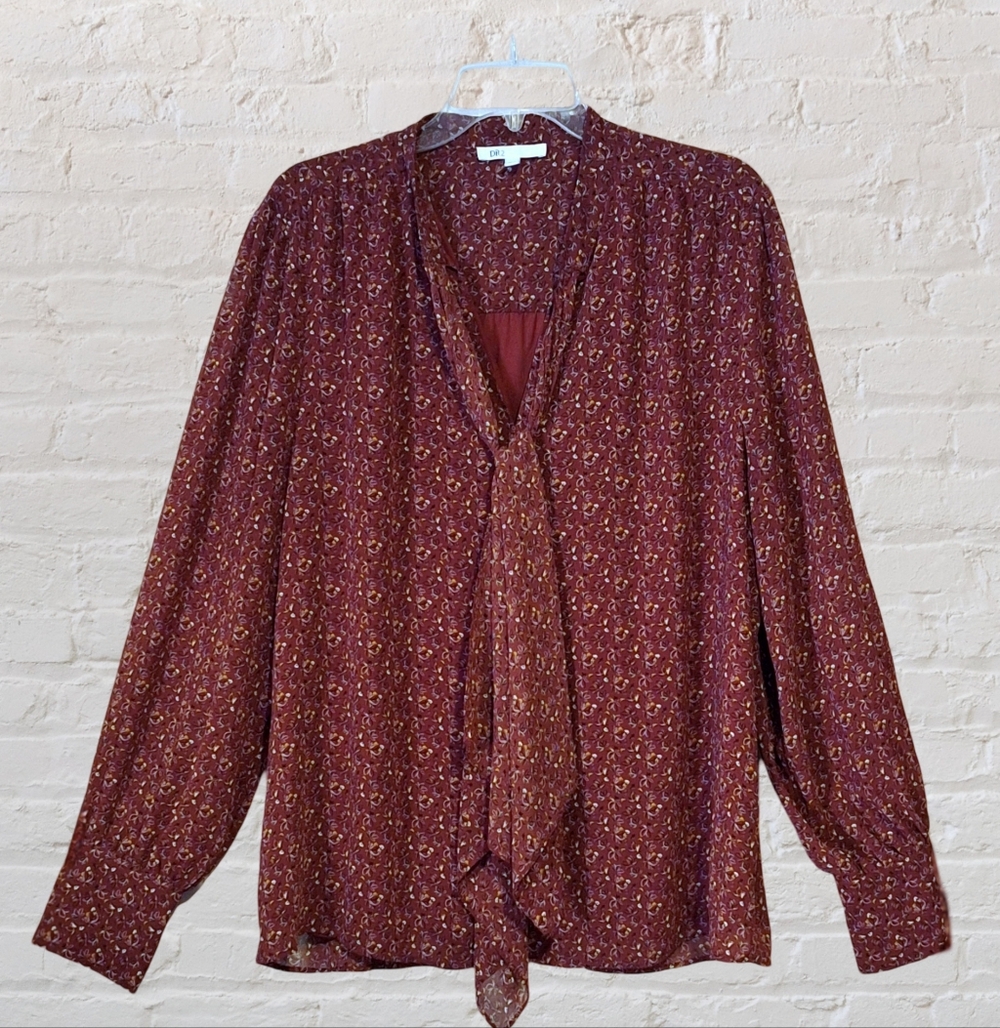 'DR 2' by Daniel Rainn burgundy blouse lined, flowers, tie neck, Sz. XXL